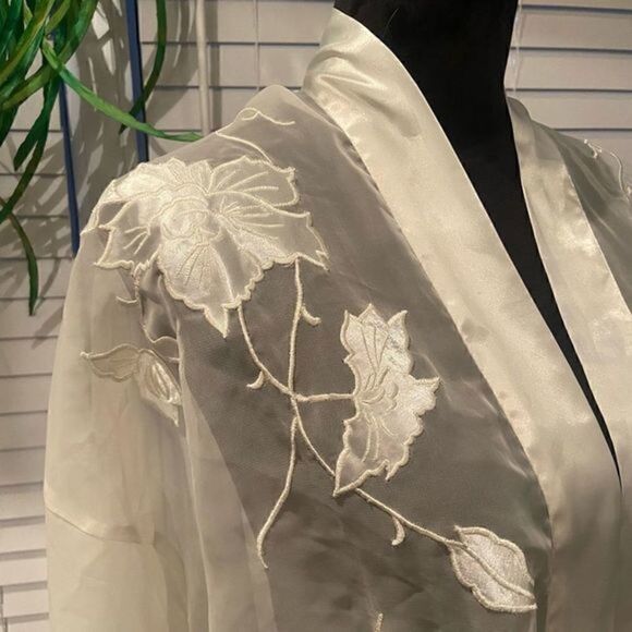 𝅺victoria’s secret sheer robe‎ color is white size medium great condition - Picture 3 of 7